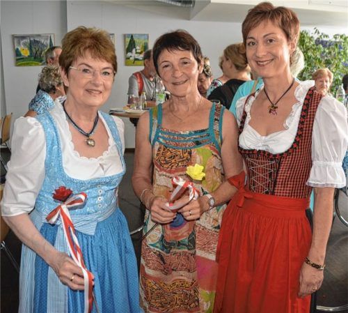So sieht Freundschaft aus: Sigrid Weindl (links) mit ihrer Tochter Daniela Mann (rechts) und Monique Schmauch (Mitte). Foto weymar