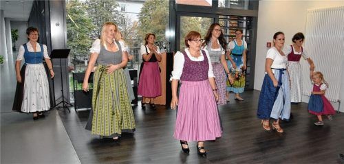 Typisch bayerisch: Eine Dirndl-Modenschau rückte das traditionelle Gwand in den Mittelpunkt.Foto schlecker