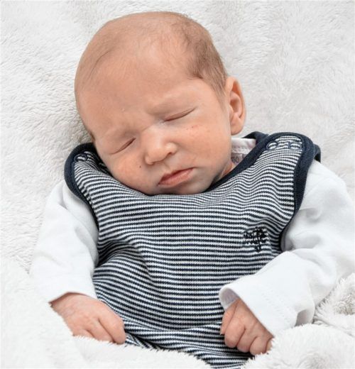Über die Geburt des kleinen Luis Maximilian freuen sich neben den Eltern vor allem die Bruckmühler Großeltern: Karl und Siglinde sowie Bernd und Gerlinde. Foto re