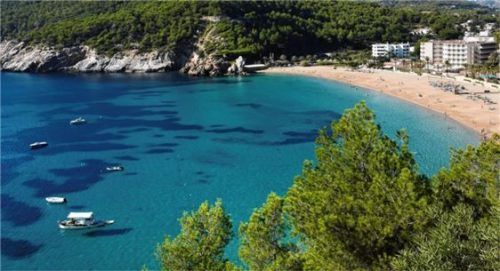 Weißer Sandstrand in der kleinen Bucht Cala San Vicente im Nordosten Ibizas.Foto Grupotel Hotels & Resorts