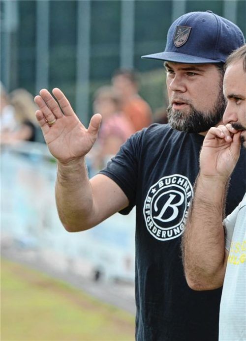Zeigt seinen Spielern den richtigen Weg: Florian Dirscherl, Trainer des ASV Au. Foto Ruprecht