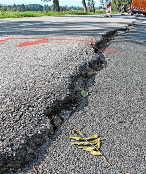 Zum Teil massive Schäden weist die Staatsstraße 2358 auf. Vor dem Wintereinbruch kann das Staatliche Bauamt allerdings nur noch eine provisorische Sanierung vornehmen. Foto Stache