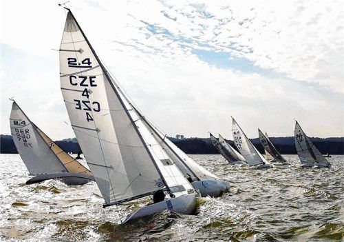 Die 2.4 mR Boote bei kräftigem Wind am Stausee Máchovo Jezero bei Prag.