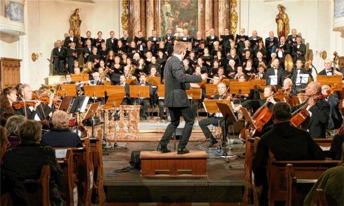 Dirigent und Chorleiter Christoph Danner (Mitte) vor dem Orchester und Chor – insgesamt 110 Protagonisten.Fotos hko