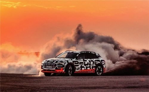 Einen Fahrdynamiktest absolvierte der Audi e-Tron-Prototyp in der Salzebene und Savanne Namibias. Foto Auto-Medienportal.Net/Audi