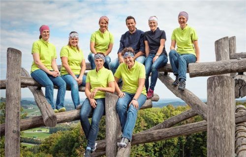 Empfangen jährlich rund 4000 Gäste: Die hier in blauen Shirts gekleideten Leiter des Jugendhauses, Monika und Markus Haberle, zusammen mit ihrem Team. Foto Tobi Anner