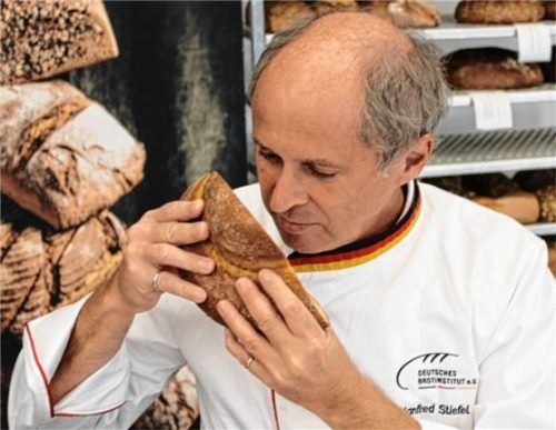 Geschulter Blick und gute Nase: Diese Voraussetzungen muss Brotprüfer Manfred Stiefel mitbringen.Foto Schlecker