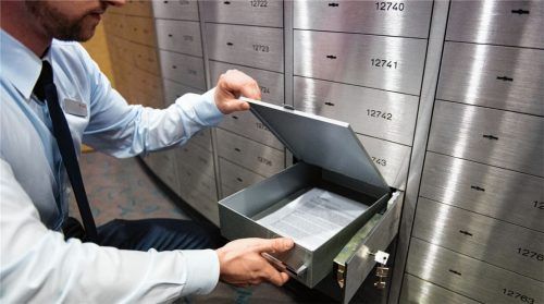 Im Bankschließfach lassen sich Wertsachen wie Schmuck und Edelmetalle, aber auch wichtige Dokumente aufbewahren. Die Gebühren dafür sind bei den Geldinstituten teils sehr unterschiedlich. Foto dpa