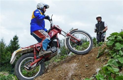 Im SPZ-Steinbruch in Fischbach/Hafnach trägt der MC Rosenheim am kommenden Samstag sein 5. Oldtimer-Trial aus. Auf dem Bild Peter Holzner, Leiter der MCR-Oldtimergruppe und Zweiter Vorstand des MCR. Foto SCHMID