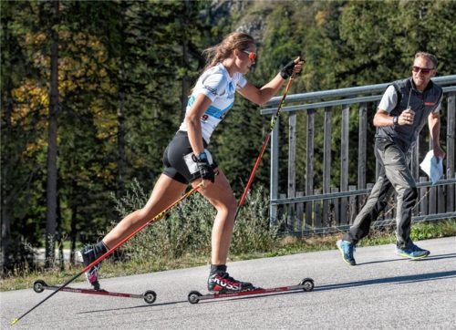 Lisa Spark vom SC Traunstein, die in der Klasse AK 18/19 den 2. Platz belegte, wird von Trainer Andi Stitzl angefeuert. Fotos Wukits