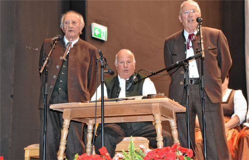 Prägen seit sechs Jahrzehnten die bayrische Volksmusik : Die Inntaler Sänger (von links) Sepp Wieland, Peter Anderl und Franz Singer. Foto Ruprecht