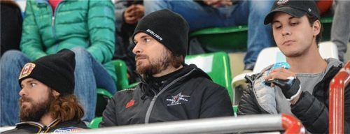 Prominent besetzt war die Tribüne beim Heimspiel gegen Sonthofen: Von links Lukas Steinhauer, Tobias Draxinger und Chase Witala, der mit seinem gebrochenen Finger wenigstens schon wieder einen Schokoriegel halten kann. Foto Ruprecht