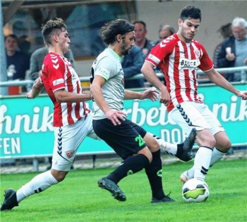 Szene aus dem Pokalspiel Anfang September: Samed Bahar (links) und Stefan Denk versuchen Philipp Knochner vom Ball zu trennen. Foto Buchholz