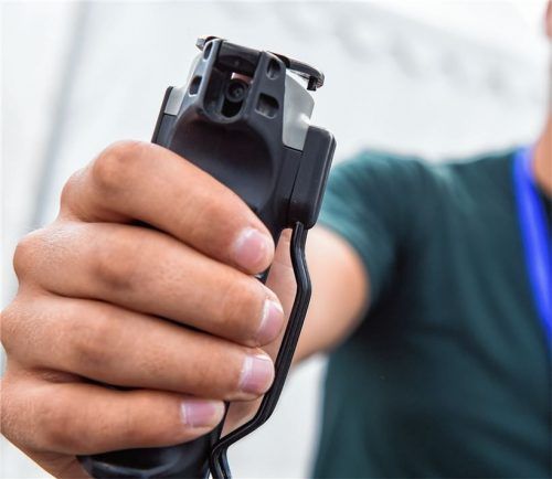 Abwehr mit dem Pfefferspray ist manchmal notwendig, kann aber auch vor Gericht enden, wie in diesem Fall, der vor dem Jugendschöffen-Gericht verhandelt wird.Foto dpa
