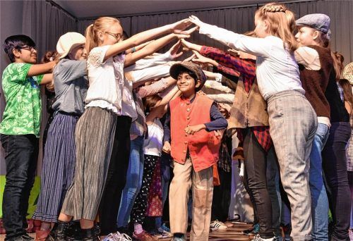 Aufgenommen in die Gang: Rohan Pottayil spielt Oliver Twist, der durchs Spalier seiner neuen Freunde läuft.