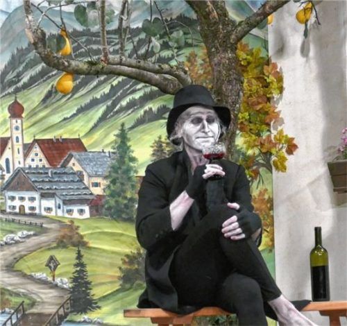 Dem weißwangigen Tod (Florian Antretter) schmeckt der Rotwein – bevor er im Birnbaum gefangen wird.Foto  Janka