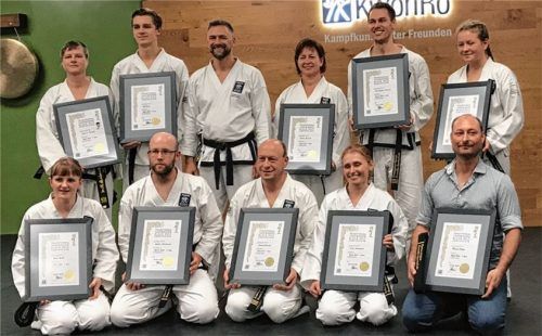 Die Prüflinge von links nach rechts (obere Reihe): Dagmar Reusch (3. Dan), Ilja Grün (1. Dan), Großmeister Roitner, Monika Brunner (3. Dan), Christopher Harrer (3. Dan), Johanna Brunner (1. Dan). Die untere Reihe zeigt die Schüler, welche im Mai bereits die Prüfung bestanden hatten: Xenia Strobl, Martin Ruhsamer, Andreas Brunner, Erika Habenicht, Florian Mader.
