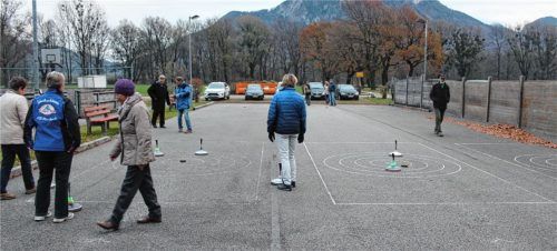Dreimal pro Woche treffen sich die Flintsbacher Stockschützen auf ihrer Bahn am Sportplatz.Foto stv