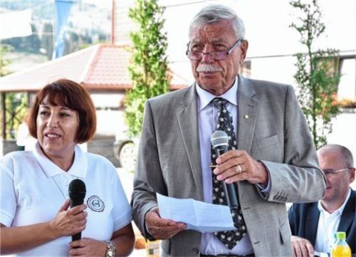 Launig war die Rede des Rosenheimer Holzexperten Kurt Franz (mit Dolmetscherin) bei der Firmen-Jubiläumsfeier.