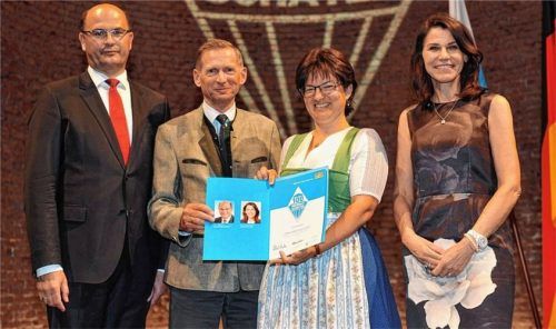 Absoluter Höhepunkt des Vereinsjahres: die Aufnahme des Bärenschädels aus der Laubensteinhöhle als einer von 100 Heimatschätzen. Bei einem Festakt übergaben der bayerische Finanz- und Heimatminister Albert Füracker (links) und die damalige Wissenschaftsministerin Professor Dr. Marion Kiechle (rechts) dem Vereinsvorsitzendem Rupert Wörndl und Schriftführerin Martina Stoib die Urkunde. Foto reh