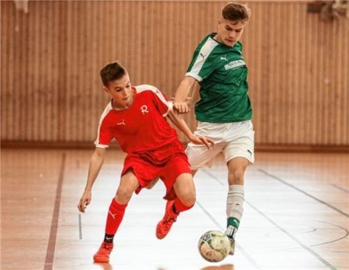 Bei den C-Junioren-Zwischenrunden setzten sich die Spieler des TSV 1860 Rosenheim (vorne) klar durch. Foto Wirth