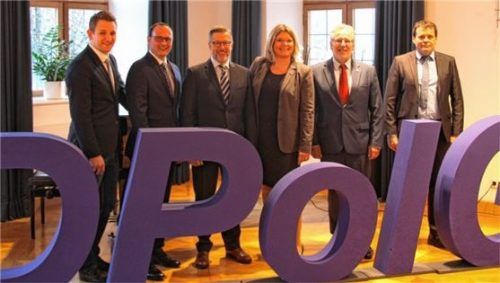 Bei der Auftaktveranstaltung: stellvertretender Bezirksvorsitzender Andreas Nieß, Bezirksvorsitzender Reinhold Merl, Landesvorsitzender Rainer Nachtigall, stellvertretende Bezirksvorsitzende Birgit Manghofer, Polizeipräsident Robert Kopp und stellvertretender Bezirksvorsitzender Alexander Zopf (von links).Foto re