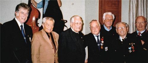 Bei der Ehrung (von links): Zweiter Vorsitzender Franz Polland, Manfred Karpinski (60 Jahre Mitgliedschaft), Pfarrer Sebastian Lipp (40 Jahre Mitgliedschaft), Vorsitzender Rudolf Hötzel, Theo Kiessling, Gottfried Hauser (Silberne Ehrennadel), Anton Heindl.Foto re