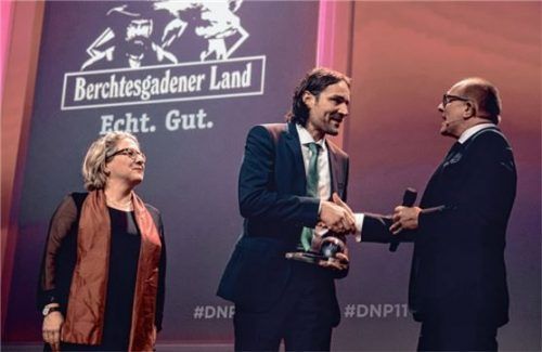 Bernhard Pointner, Geschäftsführer der Molkerei Berchtesgadener Land (Mitte), nimmt den Deutschen Nachhaltigkeitspreis 2019 von Stefan Schulze-Hausmann, ZDF, in Düsseldorf entgegen. Links: Bundesumweltministerin Svenja Schulze. Foto misztal