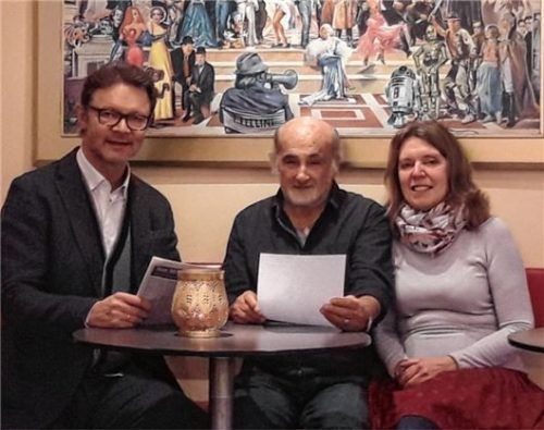Bürgermeister Jürgen Seifert gratulierte Mike und Martina Engel zum 15. Jubiläum. Fotos wagner