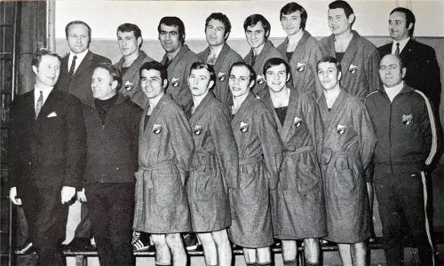 Der BC Bavaria Rosenheim wurde 1970 deutscher Vizemannschaftsmeister und boxte anschließend in der Bundesliga. Auf dem Bild oben von links: Schriftführer Fritz Graf, August Dangl, Hikmet Coskunoglu, Stefan Vachal, Roman Dolinski, Otto Steigenberger, Theo Bichler, Erster Vorsitzender Alfons Döser. Vorne von links: Zweiter Vorsitzender Herbert Kohlberger, Heinz Radecker, Helmut Kramer, Josef Feuerer, Wastl Feuerer, Georg Weber, Werner Maier und Trainer Gerd Ossenfort. Es fehlten Lagno und Anton Habermayer. Foto Komar