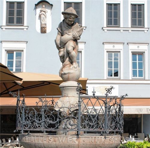 Der „Fischbrunnen“ am Ludwigsplatz: 1927 entworfen von dem Münchner Bildhauer Georg Albertshofer. Die Madonna an der Fassade des Finsterwalder-Hauses zierte den ersten Steinbrunnen von 1762.