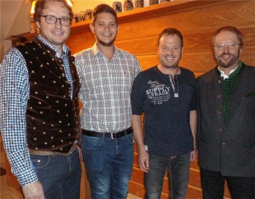 Der neu formierter Vorstand des Volkstheater Ritterschauspiele Kiefersfelden: Philipp Kurz, Michael Dünkel, Sepp Goldmann, Wast Bleier (von links).Foto re