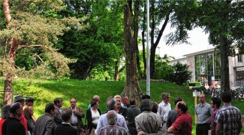 Der Neugestaltung im Weg: „Ehe der Bunker nicht eingeebnet ist, kann nicht an eine Neugestaltung herangegangen werden“, stand vor 50 Jahren in der Zeitung. Das Bild aus dem Jahr 2014 zeigt einen Besuch vor Ort, als der Stadtrat beschlossen hatte, einige der Bäume zu fällen und den Bunker zu schleifen.Foto Bi