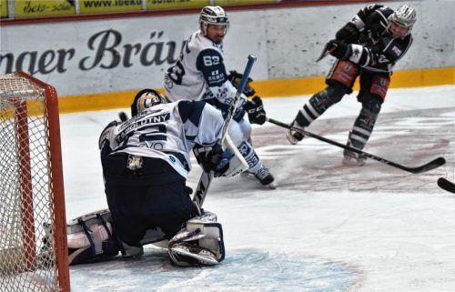 Die 1:0-Führung für die Starbulls Rosenheim: Dusan Frosch traf über die Fanghand des starken Lindauer Torhüters David Zabolotny. Fotos Ziegler