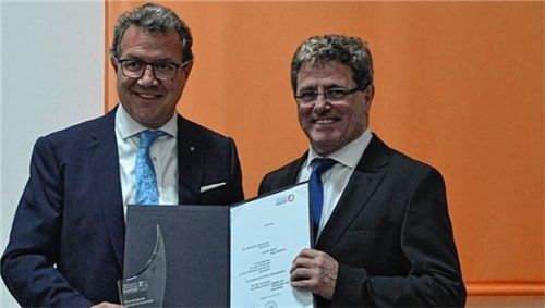 Die Würde des Ehrensenators hat Hochschul-Präsident Heinrich Köster Landtagsabgeordnetem Klaus Stöttner verliehen. Foto technische hochschule