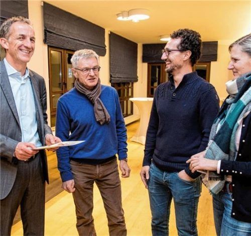 Diskutierten nach dem Vortrag mit Dr. Christian Hackl von der TUM-Tech GmbH (ganz links): Dr. Christine Gierer, Eggstätt, Mathias Mayer und Jakob Prechtl (Prechtl Engineering), Traunstein (von rechts). Foto eff