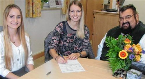 Florales Willkommen für die prominente Neubürgerin: Svenja Würth (Mitte) wird von Gemeindeangesteller Verena Freiberger und Bürgermeister Hans Loy mit einem Blumenstrauß begrüßt. Foto Neuwirth