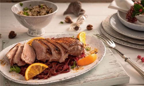 Geschmackliche Abwechslung aus aller Welt: Die Entenbrust mit Würz-Rotkohl wird dank der indischen Gewürze zu einem raffinierten kulinarischen Erlebnis. Foto djd/Knorr/Ingrid von Hoff