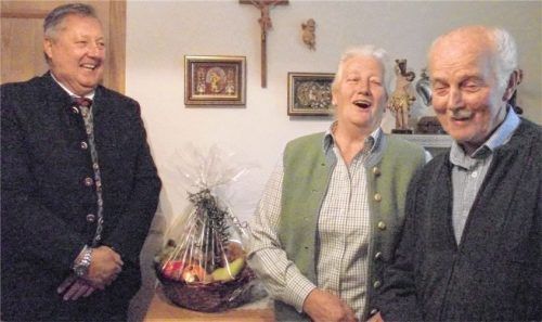 Goldhochzeit: Bürgermeister Hans Nowak gratulierte Sebastian und Irmgard Heibler.Foto eri