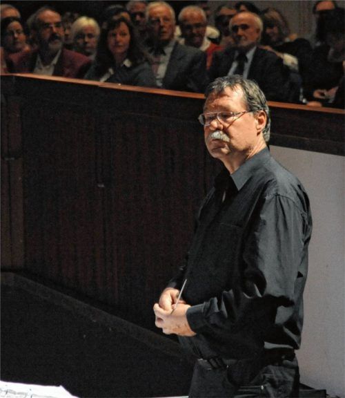 Hat wieder ein vergessenes musikalisches Kleinod ausgegraben: Georg Hermansdorfer bei einer Aufführung am Dirigentenpult. Foto re