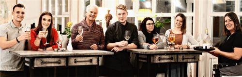 „Im Schlosspark“ Restaurant bietet den perfekten Rahmen für jede Feier. Sebastian Röllnreiter (Mitte) freut sich, seine Gäste kulinarisch verwöhnen zu dürfen.