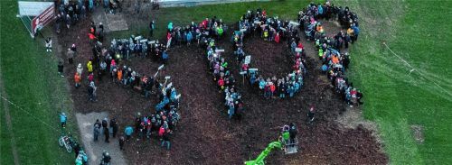 Klares Signal: Gemeinsam formen die Trassen-Gegner das Wort „STOP“. Aus der Luft ist die Protestnote deutlich zu erkennen.Fotos Hirsch