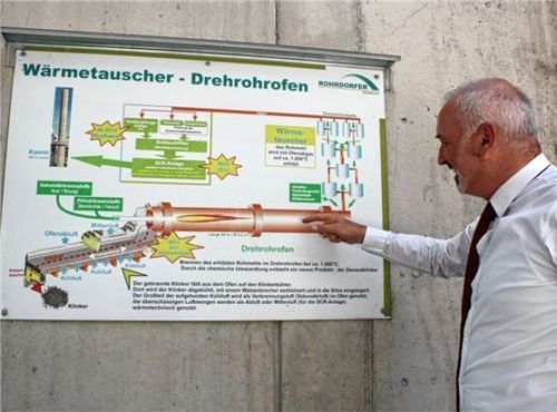 Mike Edelmann, Geschäftsführer der Rohrdorfer Gruppe, vor einer Schautafel auf dem Werksgelände, die das Wärmetausch-Prinzip erläutert. Foto sen