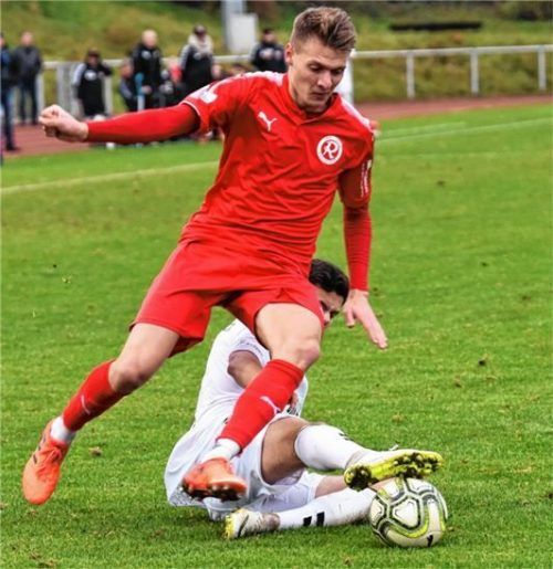 Mit Schwung in das letzte Heimspiel vor der Winterpause: Pius Krätschmer vom TSV 1860 Rosenheim. Foto Ziegler