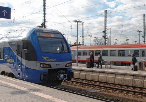 Noch können Meridian-Züge nicht auf dem österreichischen Schienennetz verkehren. Die Bayerische Oberlandbahn greift deshalb für ihre voraussichtlich ab April 2019 umstiegsfreie Strecke von München-Rosenheim-Salzburg bis Wien und umgekehrt auf die Westbahn-Züge des Nachbarn zurück. Eine Zulassung aber steht im Raum. Das hat Gründe.Foto RE