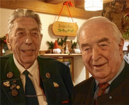 Prominente Gratulantenschar: Auch der ehemalige Landtagsabgeordnete Alfons Dinglreiter ließ es sich nicht nehmen, Hans Pumpfer zu seinem 90. Geburtstag zu beglückwünschen. Foto Kirchner
