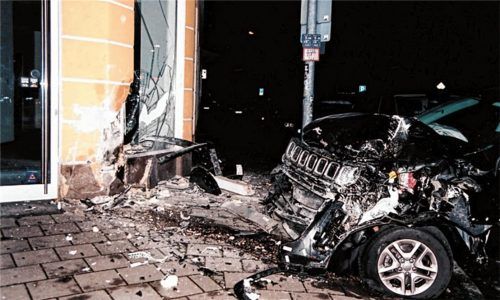 Totalschaden: Der schwarze SUV des Bruckmühlers kann nicht mehr repariert werden.