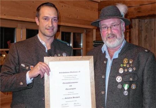 Urgestein des Schützenvereins: Schützenmeister Norbert Fenzl (links) ernannte Sebastian Bernhard zum Ehrenschützenmeister der Schloßschützen Oberbrunn. Foto Pis