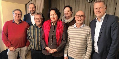 Verleger Oliver Döser (hinten links), Verlagsleiter Stefan Reining (rechts) und Betriebsratsvorsitzender Raimund Feichtner mit den frischgebackenen Ruheständlern Rupert Görgmeier, Gabriele Eistermeier, Brigitte Görgmeier und Karl Königbauer (von links).