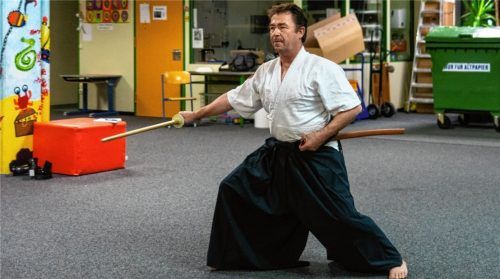 Viel mehr als nur eine Trockenübung für Anfänger: Der Kampf gegen einen imaginären Gegner, dem sich Hubert Hohmann hier stellt, ist der Kern des Shin-Ken-Ryu-Do, der Schwertkampfkunst der Samurai.Fotos thomae